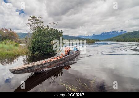 CANAIMA, VENEZUELA - 16. AUGUST 2015: Kanu auf dem Fluss Carrao, Venezuela. Es wird für Touren zu Angel Falls, dem höchsten Wasserfall der Welt, genutzt. Stockfoto