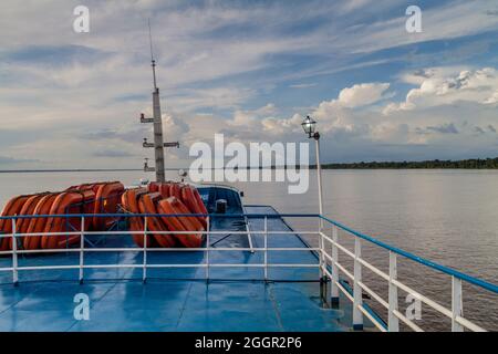 AMAZONAS, BRASILIEN - 30. JUNI 2015: Oberdeck eines Passagierschiffes auf dem Amazonas. Stockfoto