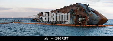 Panoramablick auf versunkenen Tanker. Tanker Bunker warf Sturm an Land. Der Tanker liegt auf seiner Seite. Unfall mit Tanker Stockfoto