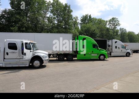 Nutzfahrzeuge halten in einem Rastplatz der I-80W in Harrisville. Pennsylvania. USA Stockfoto