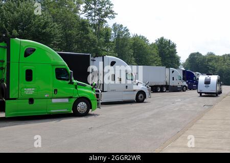 Nutzfahrzeuge halten in einem Rastplatz der I-80W in Harrisville. Pennsylvania. USA Stockfoto