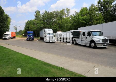 Nutzfahrzeuge halten in einem Rastplatz der I-80W in Harrisville. Pennsylvania. USA Stockfoto