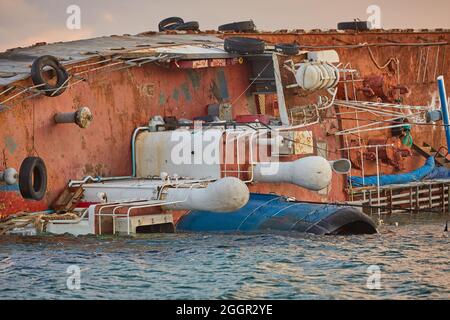 Versunkener Tanker. Tanker Bunker warf Sturm an Land. Der Tanker liegt auf seiner Seite. Unfall mit Tanker Stockfoto