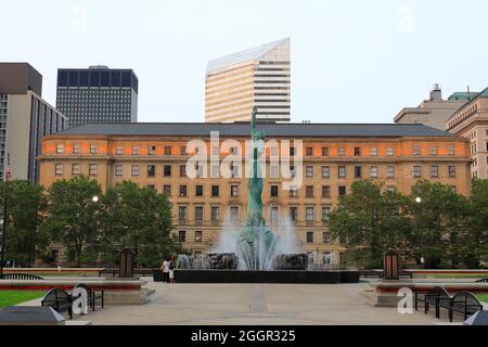 Brunnen des ewigen Lebens auf Veterans Memorial Plaza mit Drury Plaza Hotel im Hintergrund.Downtown Cleveland.Ohio.USA Stockfoto