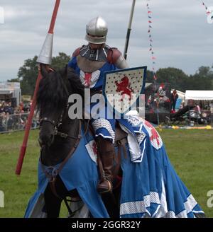 Steamhorse - traditionelle Joust Show die Knights of Albion reiten wieder, wenn sie die Menschenmassen auf der Spiele- und Landmesse von Ceshire begeistern Stockfoto