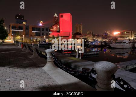 Die Nachtansicht der Roll and Roll Hall of Fame, entworfen vom Architekten I.M.Pei aus North Coast Harbour.Cleveland.Ohio.USA Stockfoto