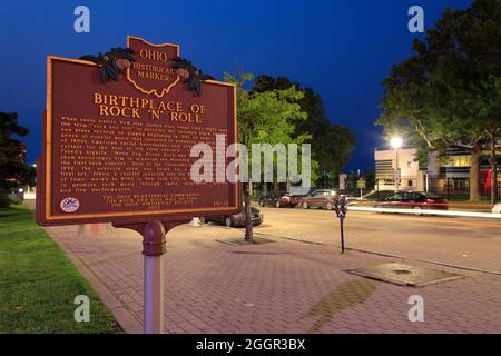 Die Nachtansicht von Ohio historischen Marker mit Geburtsort von Rock 'n' Roll in der Nähe von Rock and Roll Hall of Fame.Cleveland.Ohio.USA Stockfoto