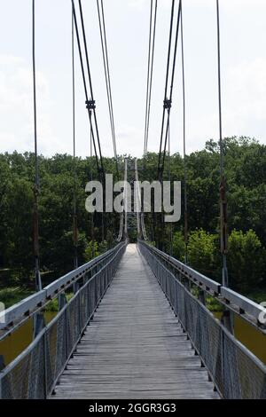 Fußgängerbrücke über den Fluss Neman in Mosty, Weißrussland. Die längste Hängebrücke in der Republik Belarus . Stockfoto