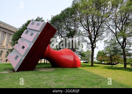 Free Stamp die größte Gummistempelskulptur der Welt, die von Claes Oldenburg und Coosje van Bruggen geschaffen wurde, wird im Willard Park ausgestellt.Cleveland.Ohio.USA Stockfoto