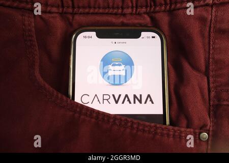 KONSKIE, POLEN - 17. August 2021: Das Firmenlogo von Carvana wird auf dem Mobiltelefon angezeigt Stockfoto