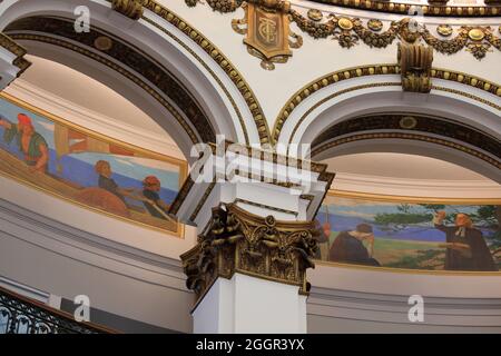 Wandgemälde schmücken die Rotunde von Heinen's Lebensmittelgeschäft, dem ehemaligen Gebäude der Cleveland Trust Company in der Innenstadt von Cleveland.Ohio.USA Stockfoto