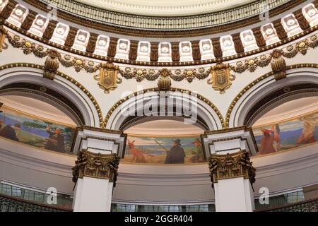 Wandgemälde schmücken die Rotunde von Heinen's Lebensmittelgeschäft, dem ehemaligen Gebäude der Cleveland Trust Company in der Innenstadt von Cleveland.Ohio.USA Stockfoto