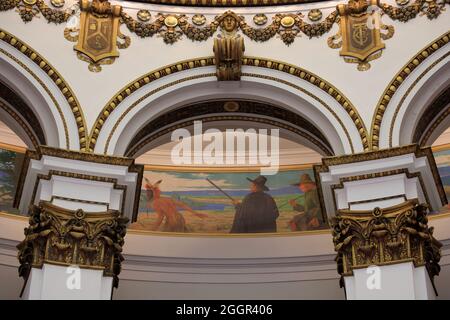 Wandgemälde schmücken die Rotunde von Heinen's Lebensmittelgeschäft, dem ehemaligen Gebäude der Cleveland Trust Company in der Innenstadt von Cleveland.Ohio.USA Stockfoto