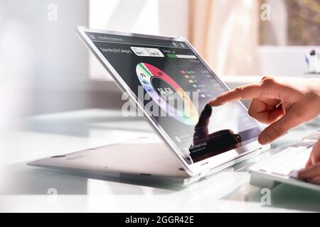 Money Planning Budget Tracker App Auf Laptop Stockfoto