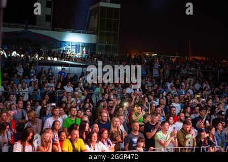 Odessa, Ukraine 11. Juli 2019: Viele Zuschauer beim Konzert. Menge von Besuchern zum Konzert hat Spaß und schießt, was auf Smartphones passiert. Lüfter bei c Stockfoto