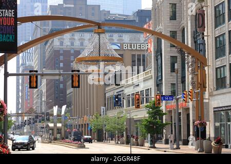 Der riesige Kronleuchter hängt über der Euclid Avenue im Playhouse Square.Cleveland.Ohio.USA Stockfoto