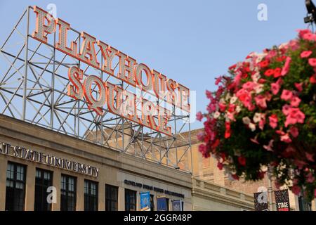 Großes Zeichen des Playhouse Square über einem Gebäude mit Blumen im Vordergrund.Euclid Avenue in Playhouse Square.Downtown Cleveland.Ohio.USA Stockfoto