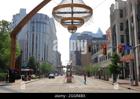 Der riesige Kronleuchter hängt über der Euclid Avenue im Playhouse Square.Cleveland.Ohio.USA Stockfoto