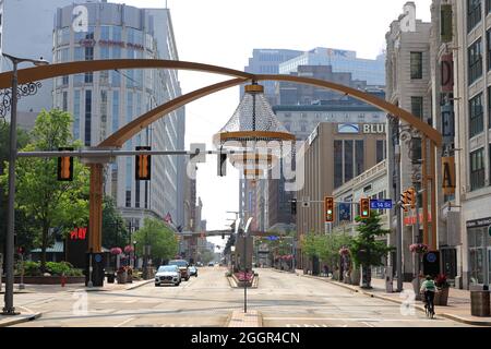 Der riesige Kronleuchter hängt über der Euclid Avenue im Playhouse Square.Cleveland.Ohio.USA Stockfoto