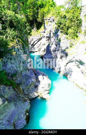 Lech bei Füssen. Fluss in Bayern mit türkis klarem Wasser und umliegende Landschaft. Stockfoto