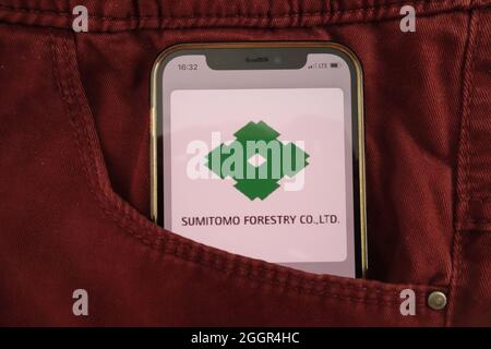 KONSKIE, POLEN - 17. August 2021: Sumitomo Forestry-Logo auf dem Mobiltelefon, versteckt in der Jeanentasche Stockfoto