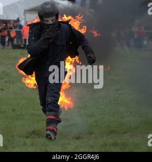 Stannage Stunt Team auf der „The Heshire Game and Country Fair“ wird es heiß und heiß Stockfoto