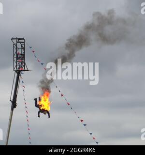 Stannage Stunt Team auf der „The Heshire Game and Country Fair“ wird es heiß und heiß. Demonstration eines Fallens von 60 Fuß Stockfoto