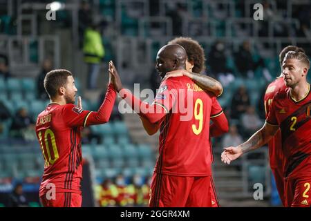 Der Belgier Romelu Lukaku feiert, nachdem er mit dem Belgier Eden Hazard und dem Belgier Axel Witsel während eines Fußballspiels zwischen Estoni das Tor von 1-2 erzielt hat Stockfoto