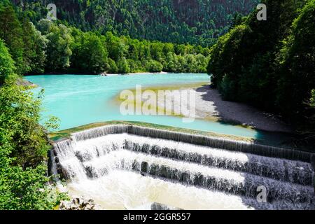 Lechfall bei Füssen. Wasserfall in Bayern, Allgäu. Fluss mit türkisblauem Wasser und umliegende Landschaft. Stockfoto