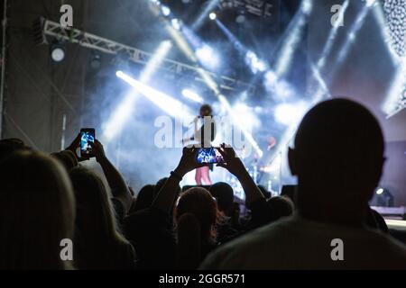 Odessa, Ukraine 11. Juli 2019: Viele Zuschauer beim Konzert. Menge von Besuchern zum Konzert hat Spaß und schießt, was auf Smartphones passiert. Lüfter bei c Stockfoto