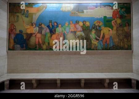 Die Wandmalerei und Skulptur, die das Innere der Hauptbibliothek von Cleveland Public Library schmückt.Cleveland.Ohio.USA Stockfoto