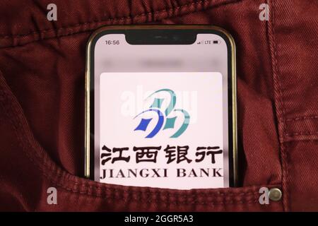 KONSKIE, POLEN - 17. August 2021: Das Logo der Jiangxi Bank wird auf dem Mobiltelefon in der Jeans-Tasche versteckt angezeigt Stockfoto