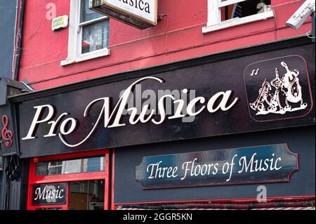 Cork, Irland - 14. Juli 2021: Das Zeichen für den Pro Musica Musikinstrumentenladen in Cork Stockfoto