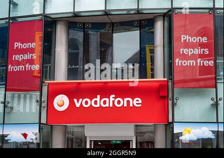 Cork, Irland - 14. Juli 2021: Das Schild für den Vodafone Store in Cork Stockfoto