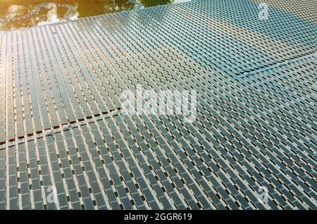 Luftaufnahme von oben von Solarzellen auf schwimmenden im Teich das Kraftwerk mit Wasser, erneuerbare Energiequelle Stockfoto