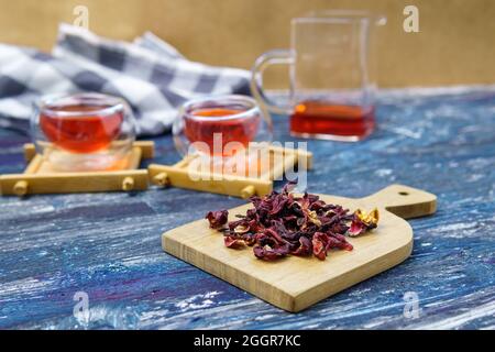 Rote Roselle-Frucht-Rozelle oder Hibiscus sabdariffa aus der Nähe. Selektiver Fokus Stockfoto