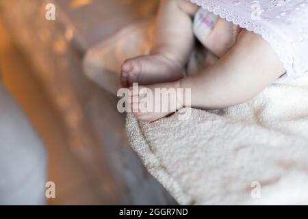 Beine eines Babys auf einer Decke in einem Traum Stockfoto