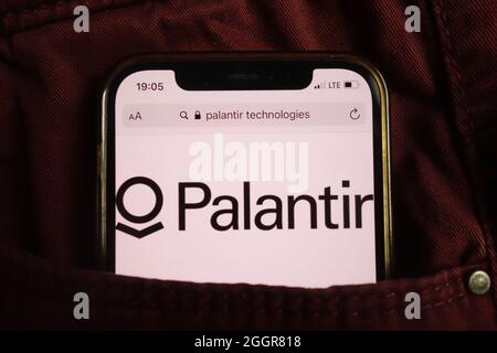 KONSKIE, POLEN - 17. August 2021: Das Logo von Palantir Technologies Inc. Wird auf dem Mobiltelefon in der Jeanstasche versteckt angezeigt Stockfoto