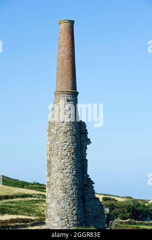 Alte Minengebäude in der Nähe von Bosigran Cliff, Cornwall, England Stockfoto