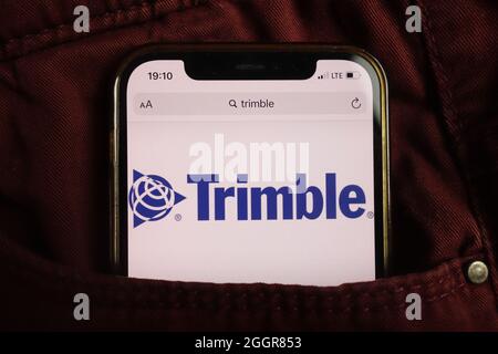 KONSKIE, POLEN - 17. August 2021: Das Trimble Inc-Logo wird auf dem Mobiltelefon in der Jeans-Tasche versteckt angezeigt Stockfoto