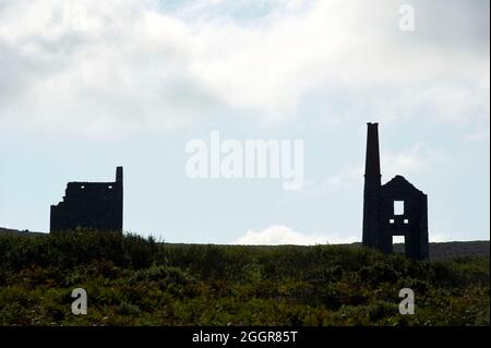 Alte Minengebäude in der Nähe von Bosigran Cliff, Cornwall, England Stockfoto