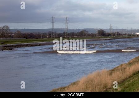 Tne Dee Tidal Bore im New Cut Kanal zwischen Queensferry und Saltney Ferry Stockfoto