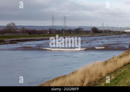 Tne Dee Tidal Bore im New Cut Kanal zwischen Queensferry und Saltney Ferry Stockfoto