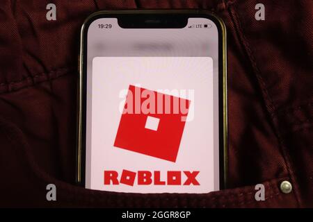 KONSKIE, POLEN - 17. August 2021: Logo der Roblox Online-Spielplattform auf dem Mobiltelefon, versteckt in der Jeanstasche Stockfoto