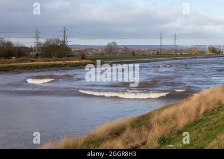 Tne Dee Tidal Bore im New Cut Kanal zwischen Queensferry und Saltney Ferry Stockfoto