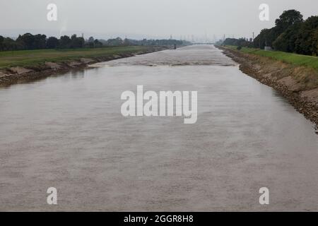 Tne Dee Tidal Bore im New Cut Kanal zwischen Queensferry und Saltney Ferry Stockfoto