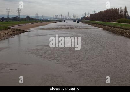 Tne Dee Tidal Bore im New Cut Kanal zwischen Queensferry und Saltney Ferry Stockfoto