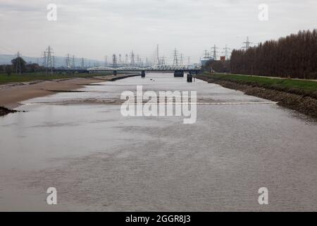 Tne Dee Tidal Bore im New Cut Kanal zwischen Queensferry und Saltney Ferry Stockfoto