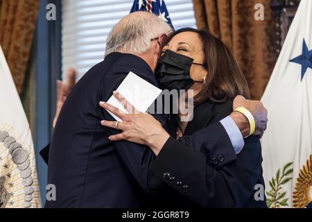 Washington, Usa. September 2021. Vizepräsident Kamala Harris umarmt Ken Salazar (L) nach seiner feierlichen Vereidigung als US-Botschafter in Mexiko im Büro des Vizepräsidenten im Eisenhower Executive Office Building in Washington, DC, am Donnerstag, dem 2. September 2021. Foto von Jim Lo Scalzo/UPI Credit: UPI/Alamy Live News Stockfoto