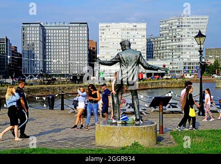 Tom Murphys Skulptur von Billy Fury, einem Seemann aus Mersey, vom Piermasters House im Albert Dock von Liverpool Stockfoto
